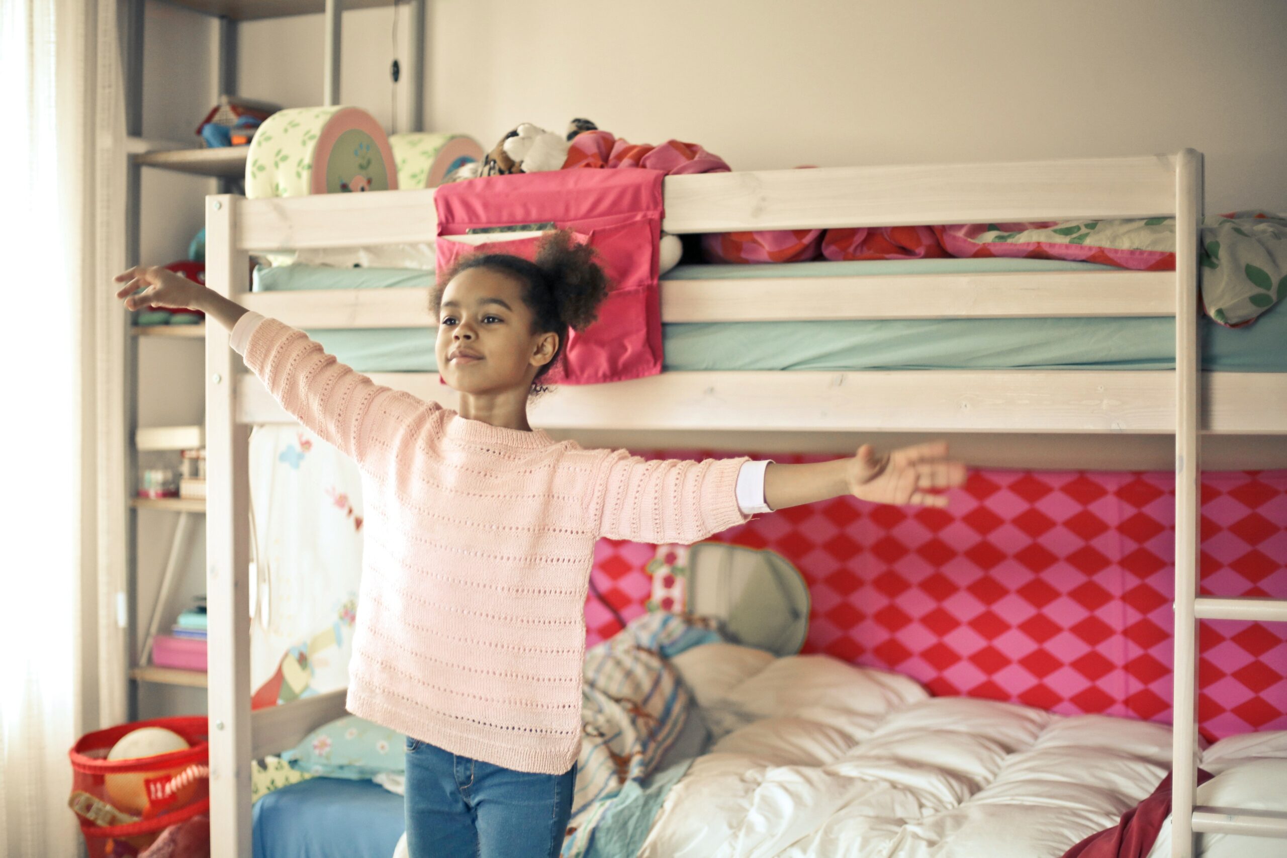 child settling into new bedroom during long distance parenting visitation transition